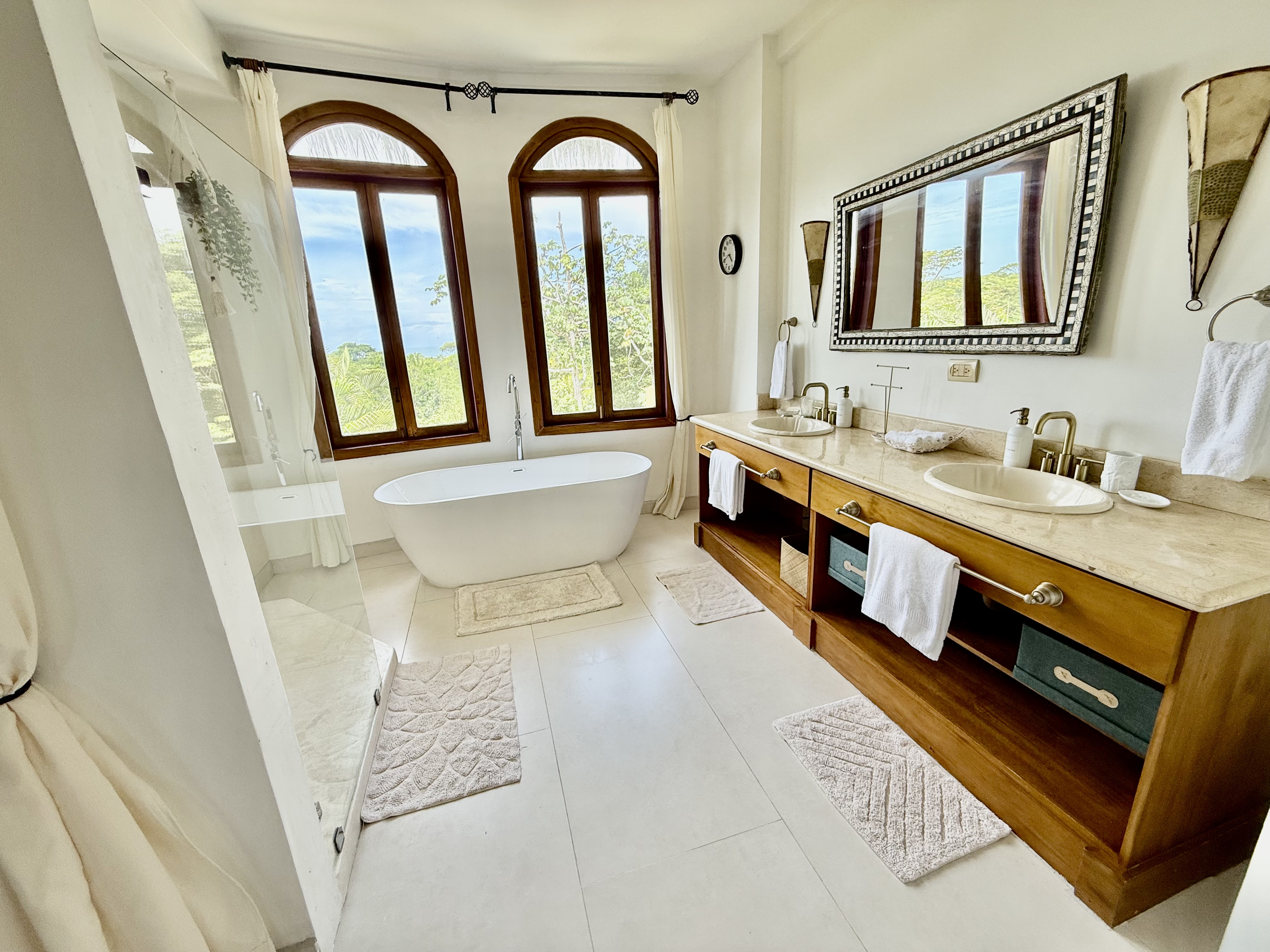 Del Pacifico Estate